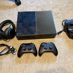 Xbox One - (Headset, Two Controllers, HDMI cable, Power Cable)