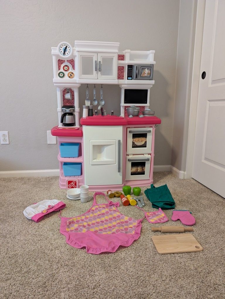 Step 2 Kitchen w/ Accessories
