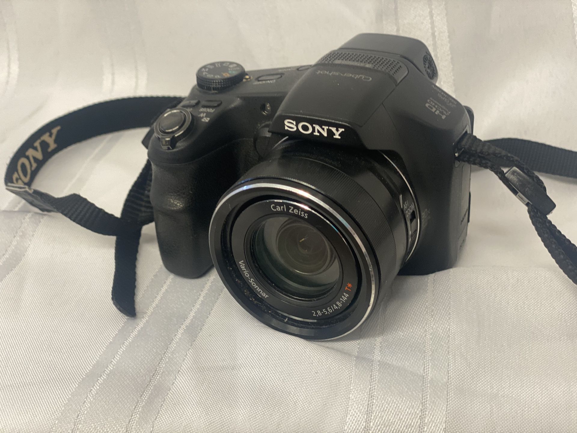 Working Sony Cyber-shot DSC-HX200V 18.2MP Digital Camera