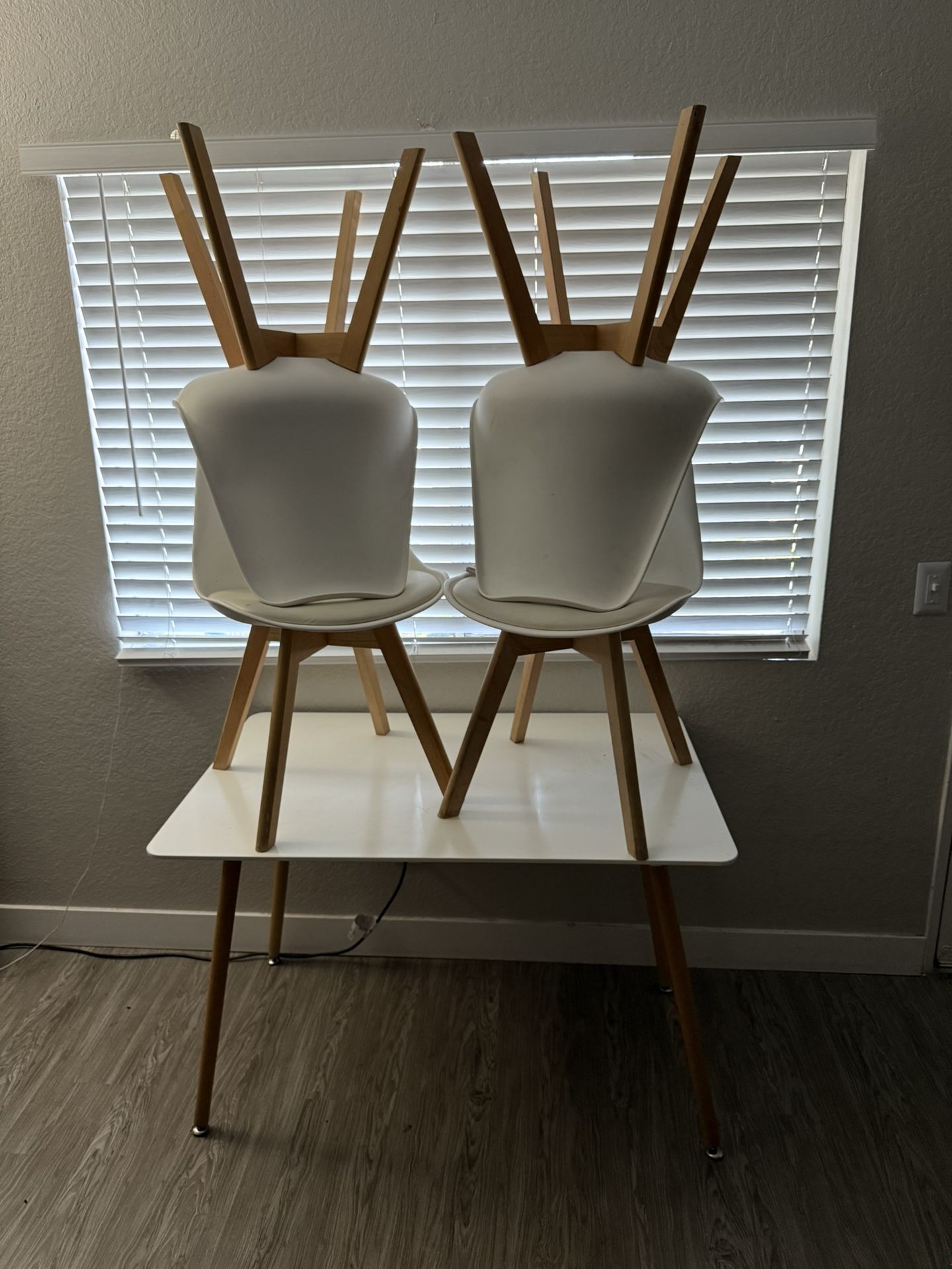 Table / Chairs