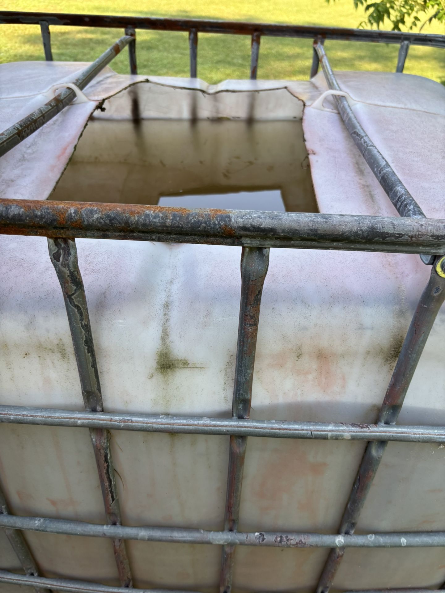 Water Storage Tote/ Tank 275 Gallons