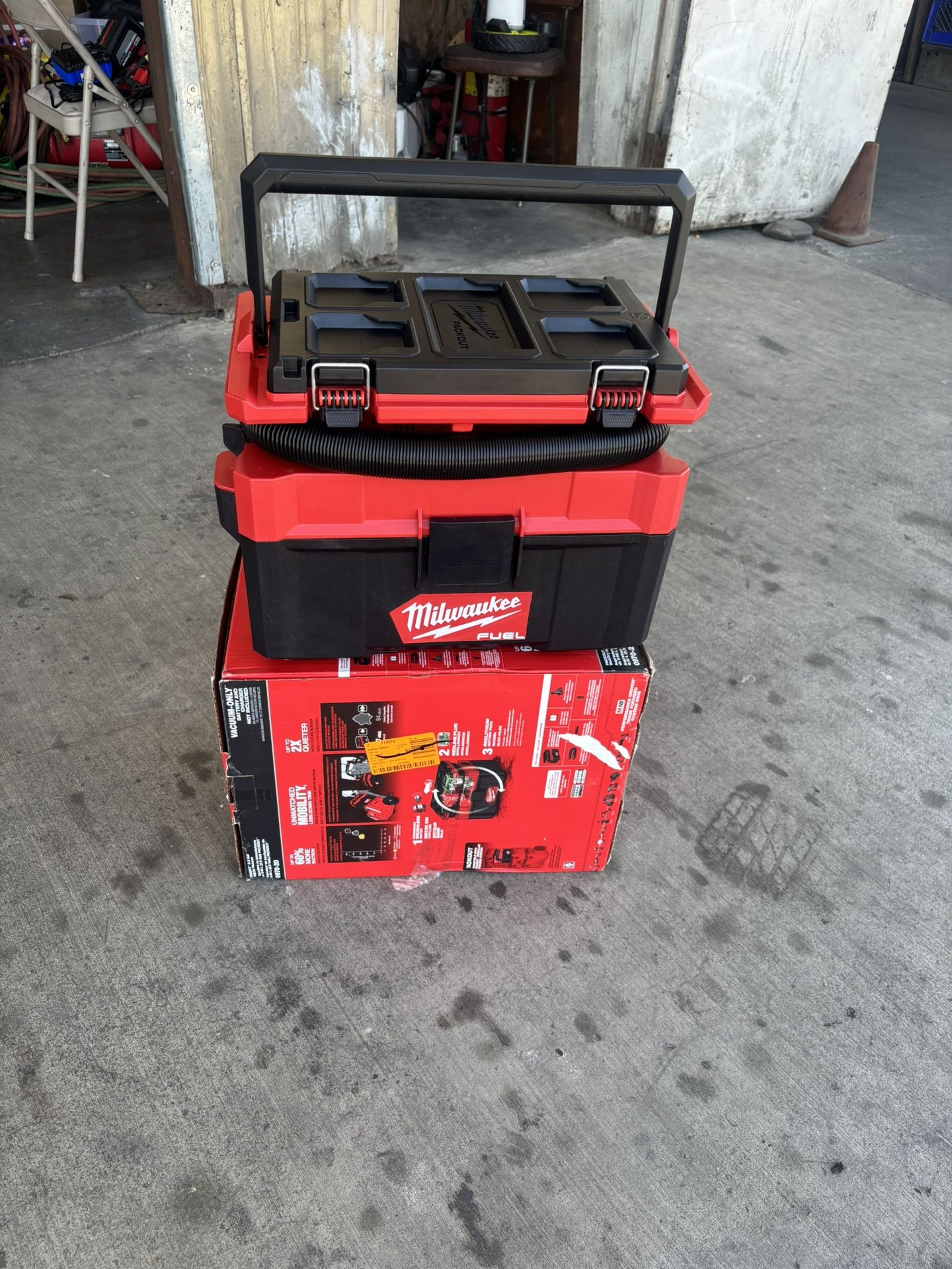 Milwaukee M18 FUEL PACKOUT 18-Volt Lithium-Ion Cordless 2.5 Gal. Wet/Dry Vacuum (Vacuum-Only)