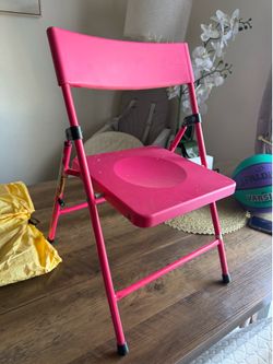 Small kids folding chair. Selling for $10