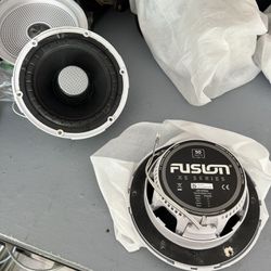 4 Like New Fusion Marine Speakers