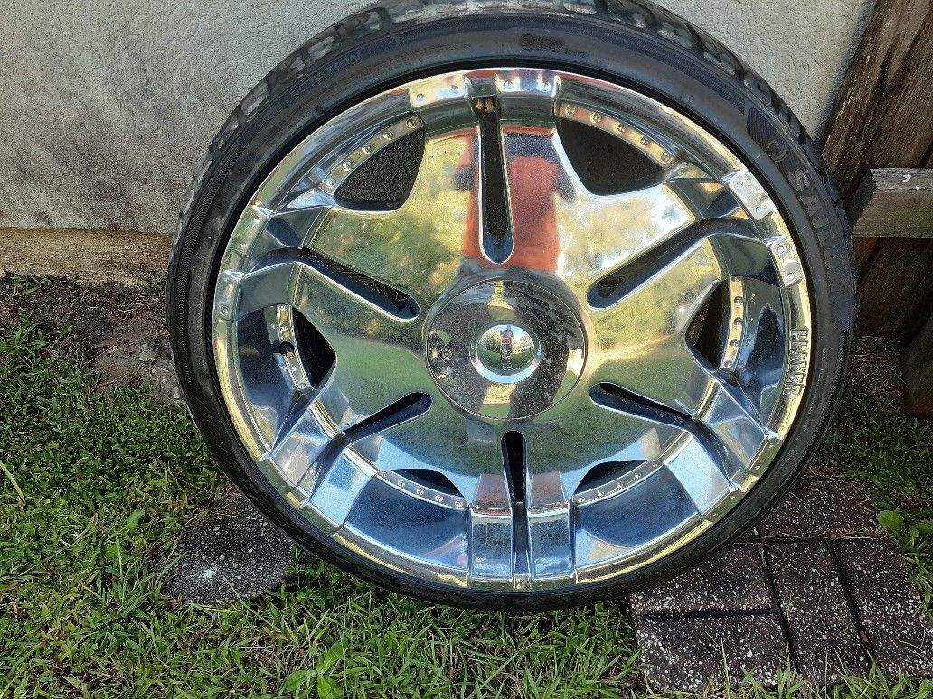22s Chrome 7 Inch Lip Small And Medium 5 Lug ..mek...crown vic. Lincolon. Ford.300.cIharger.5.4.5 S10..