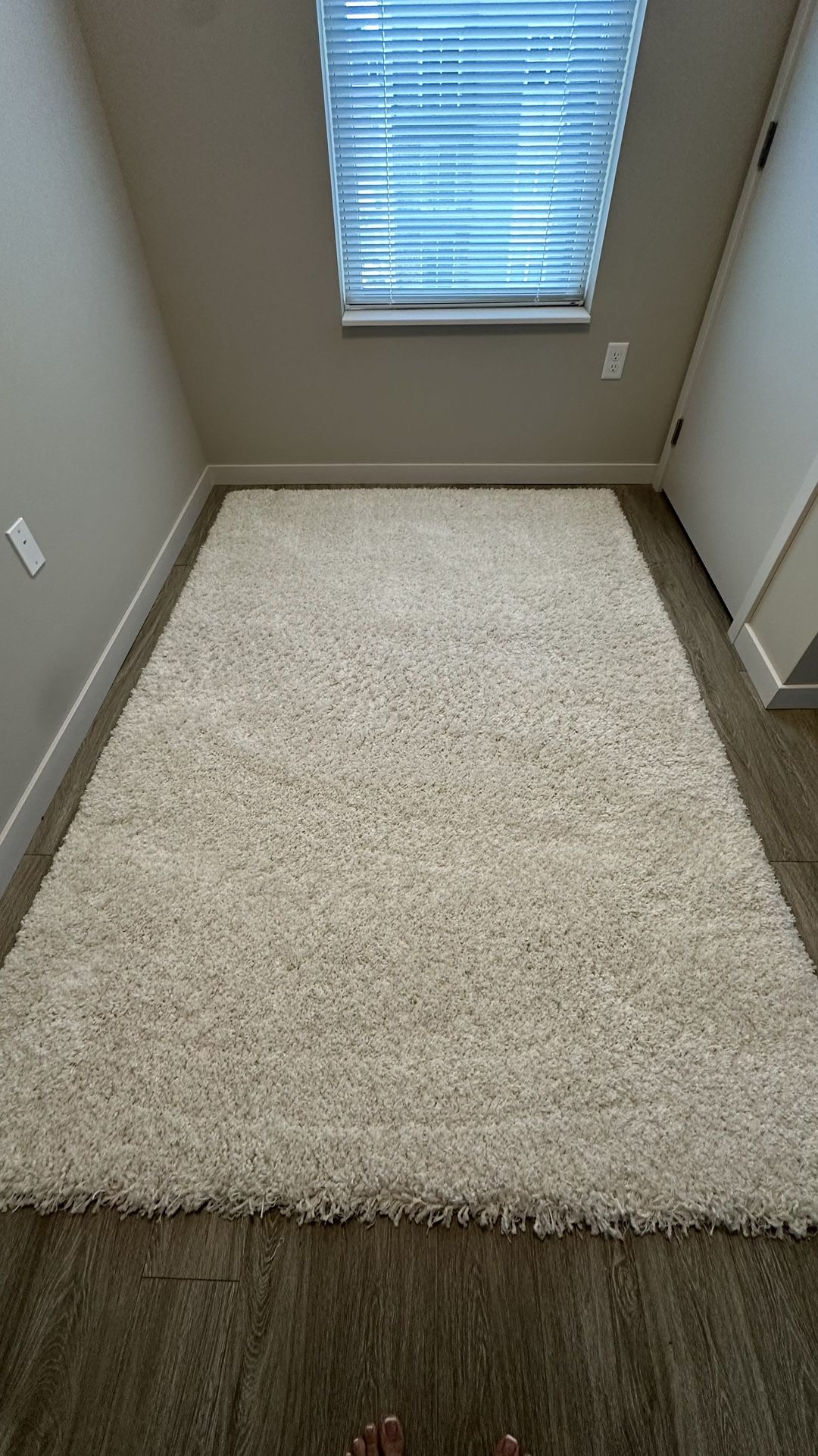 IKEA WHITE FLUFFY RUG - LOOKING TO SELL ASAP