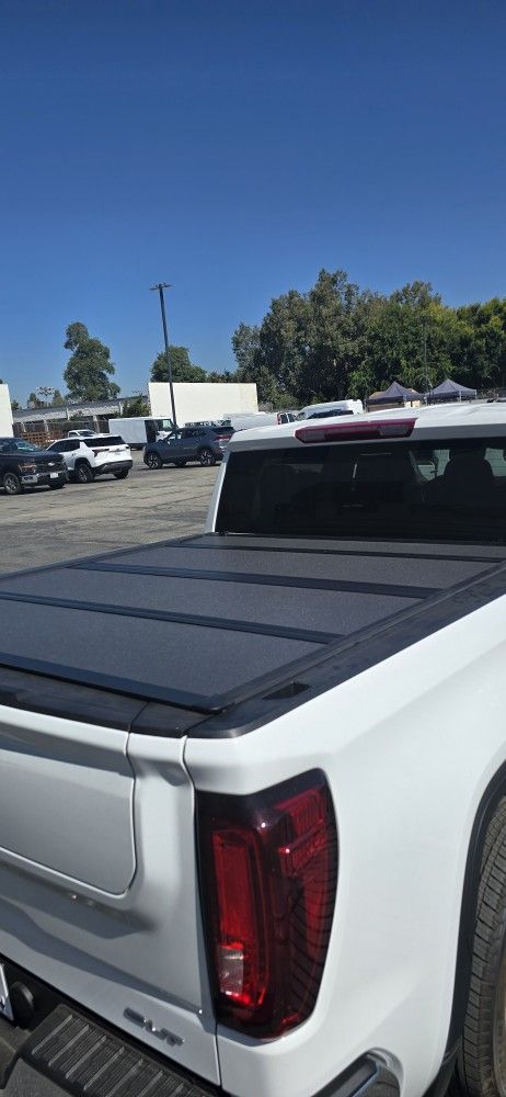 TONNEAU COVER ( FLUSH MOUNT & MADE IN USA) IN STOCK FOR ALL TRUCKS, TAPADERA AL RAZ DE EL RIEL EN INVENTARIO PARA TODAS LAS TROCAS, BEDLINER, STEPS