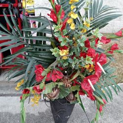 BEAUTIFUL LARGE FLOWER ARRANGEMENT IN VASE
