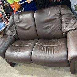 60”x31”x33” brown leather reclining loveseat p/u Willow Grove PA