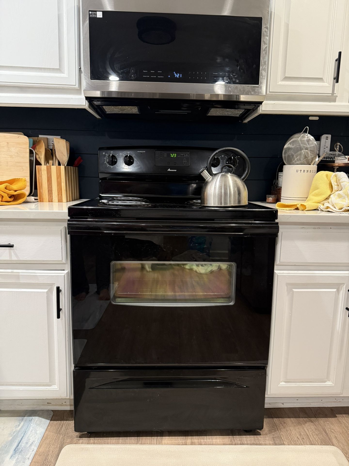 Amana Whirlpool Electric Range With Oven. 