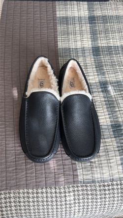 Men’s uggs ascot slippers size 10 new