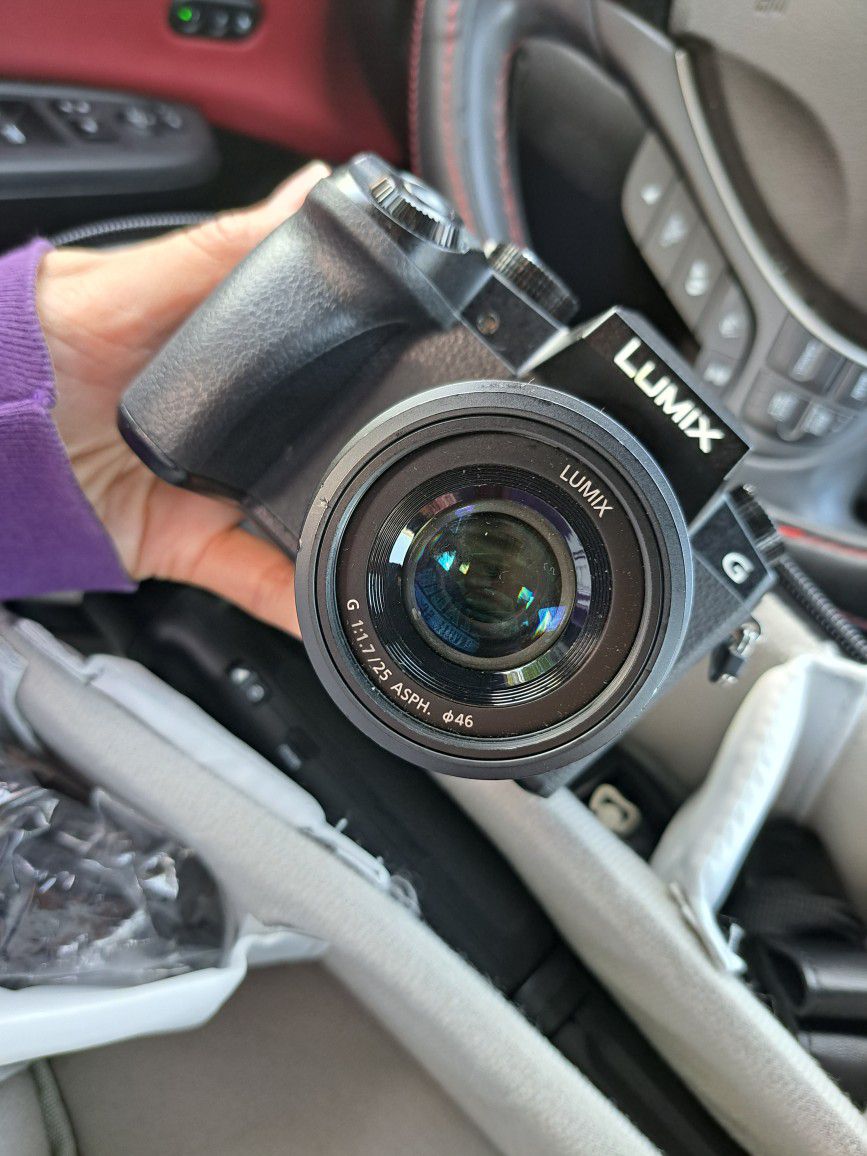 DSLR Camera - Panasonic Lumix G7 25mm lens & More 