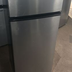 Vissani MDFF7SS 7.1 cu. ft. Top Freezer Refrigerator 6YO