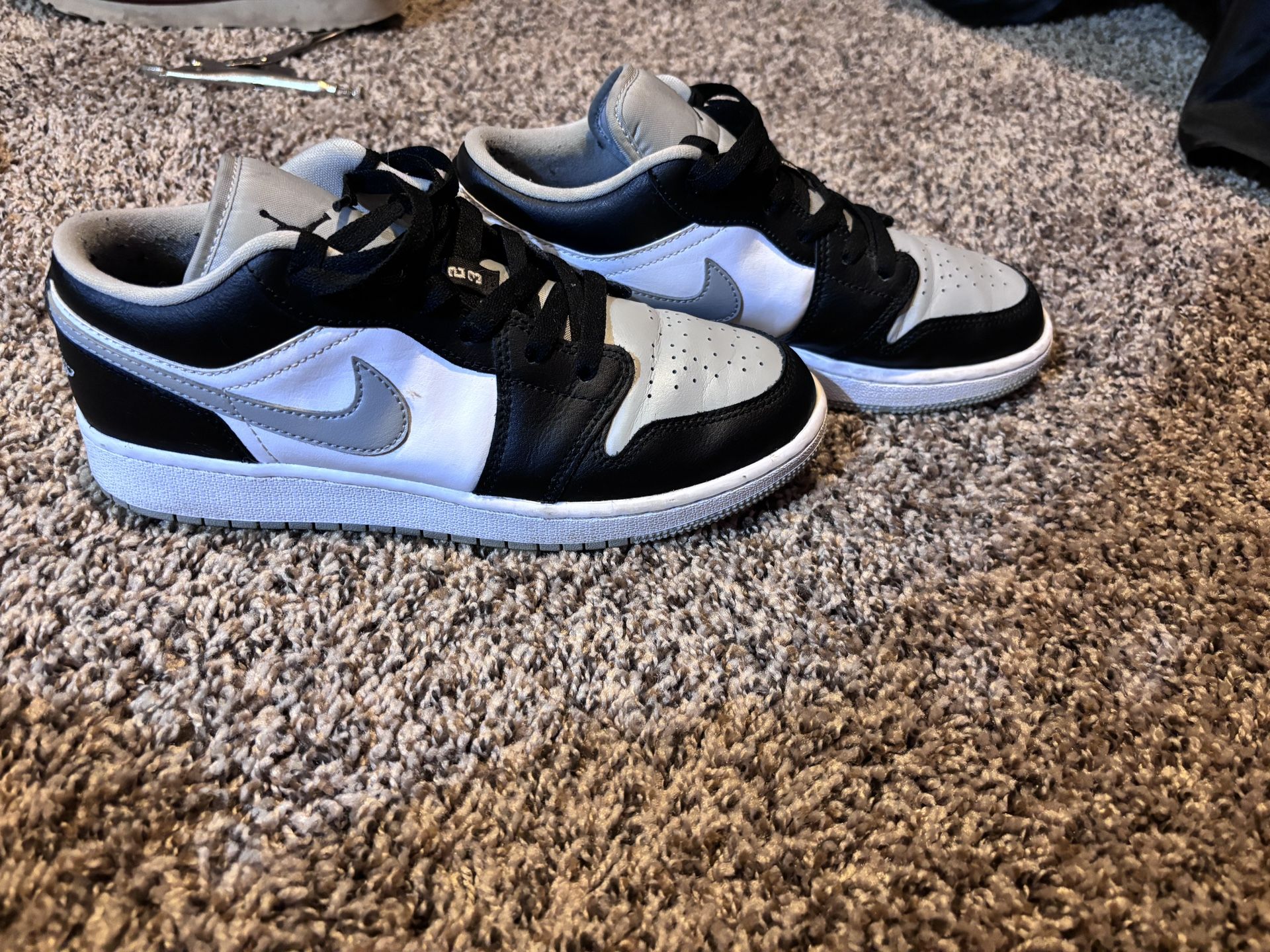 jordan 1 lows 6.5y/womans 8