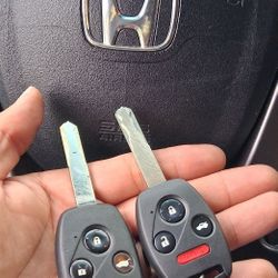 Car Keys And Remotes  / Llaves De Carro Y Controlles 