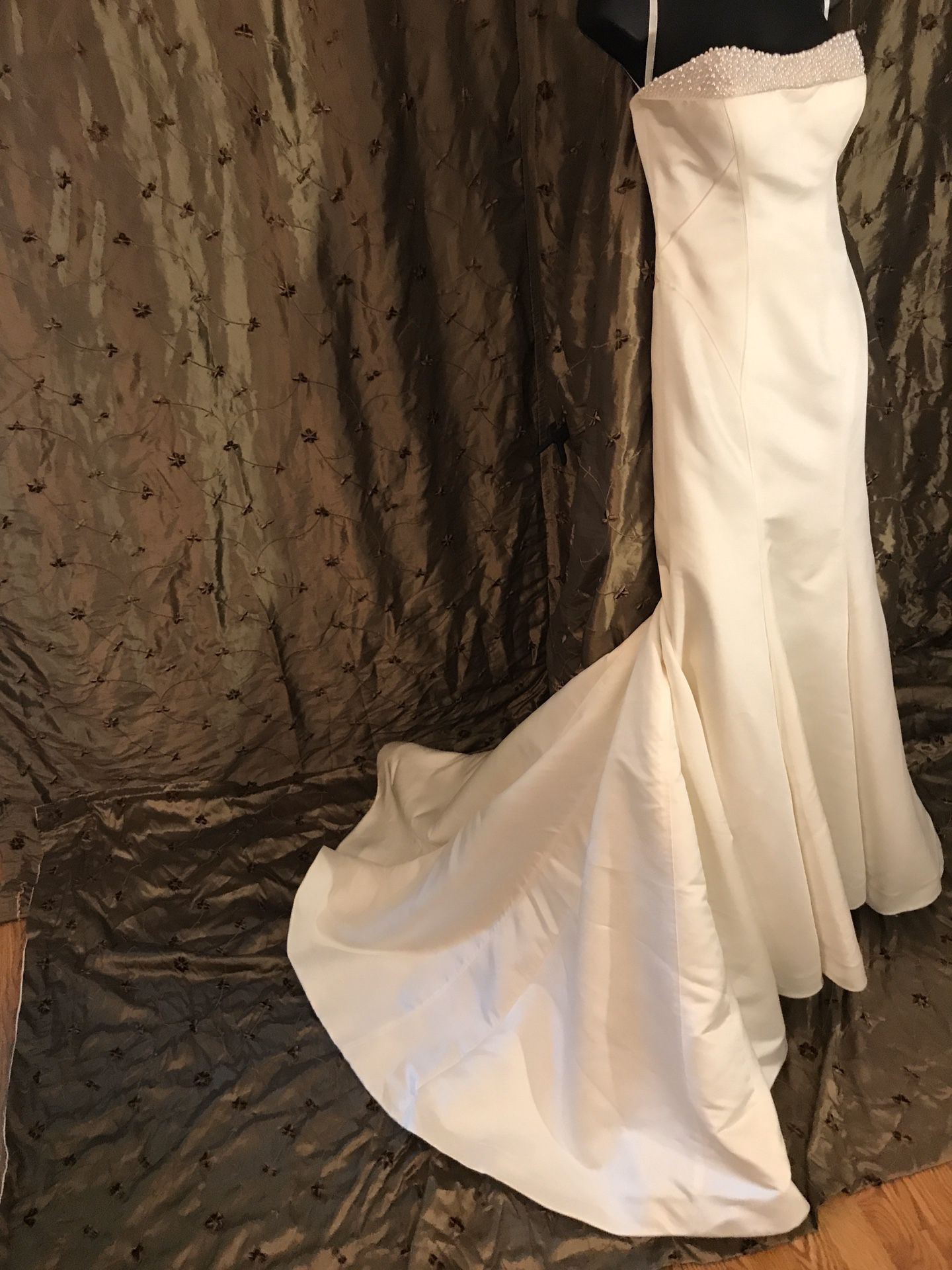 Wedding dress size 6, Pearl Ivory wedding dress, never worn.