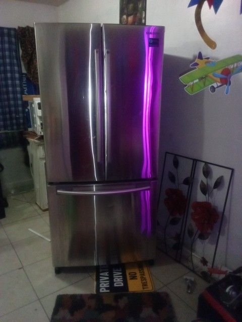 Samsung Fridge Bottom Freezer ( DOSE NOT WORK)