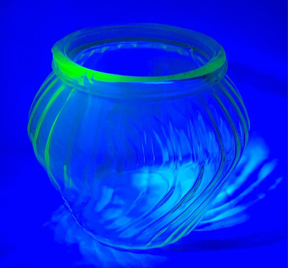 Beautiful Vintage Green Uranium Glass Vase