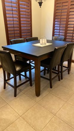 Tall kitchen area dining/dinner table with 6 chairs and 2 bar size matching chairs