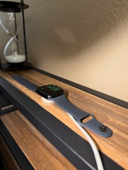 Apple Watch SE 2nd Generation(READ DESCRIPTION)