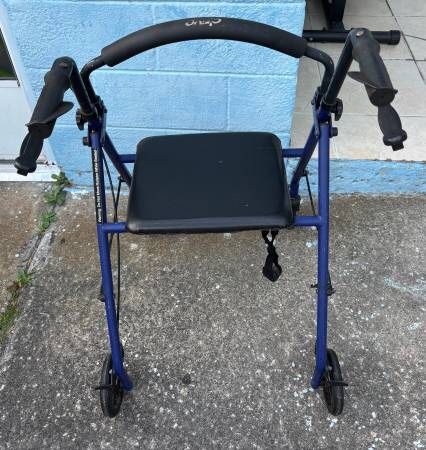 Drive 4 Wheel Rollator With Seat