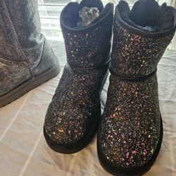 Botas de mujer UGG sise 7 estan en exelente condicion, precio en la tienda ?, mas de $170.00 c/una Precio x cada una 40.00. Mas InfoInformacion  