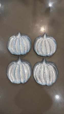 Set of 4 pumpkin dishes