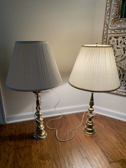  ✅2 brass lamps 30 inches tall With Wooden Round Stand