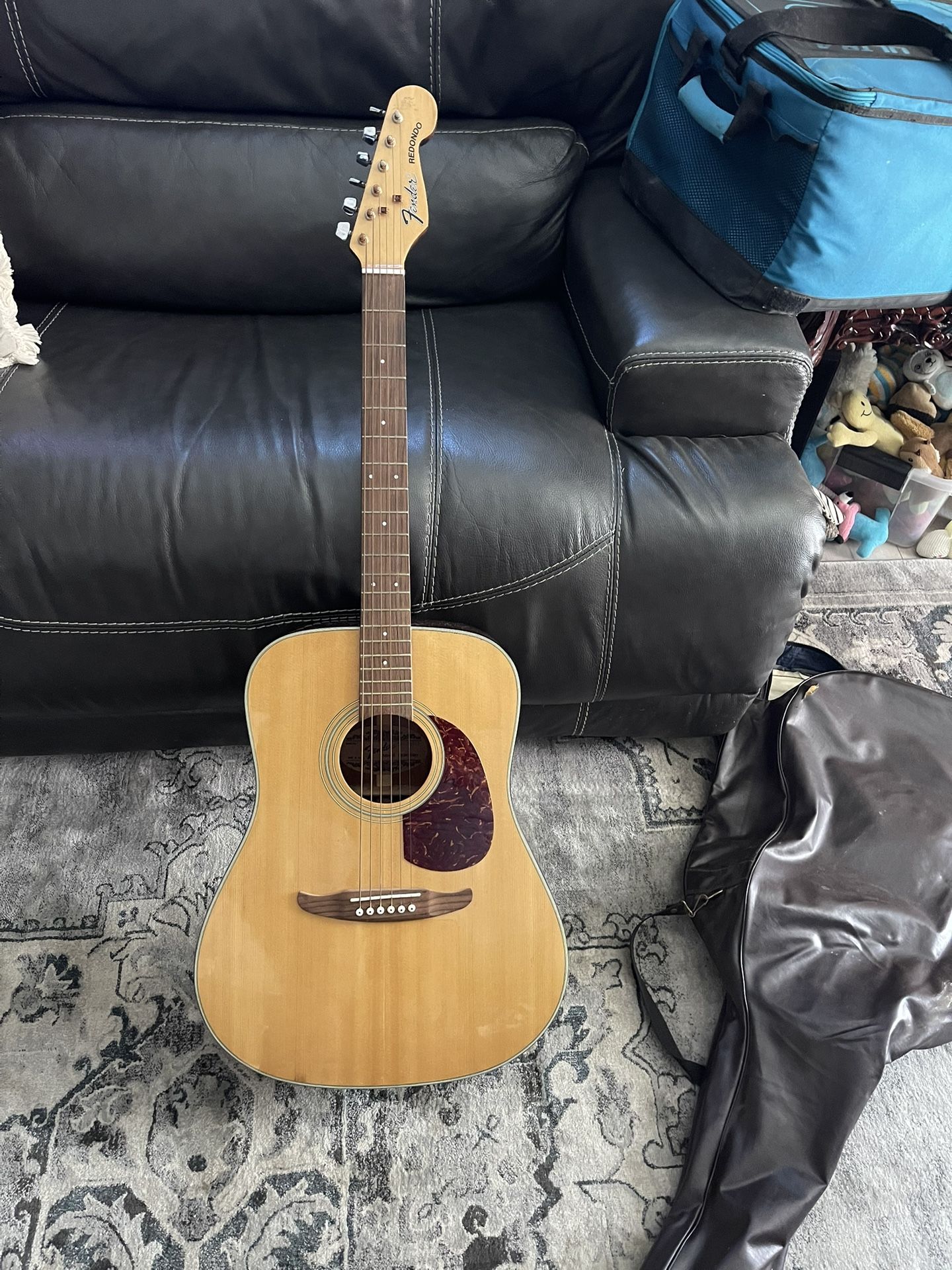 Guitar Fender redondo $400 No Shipping
