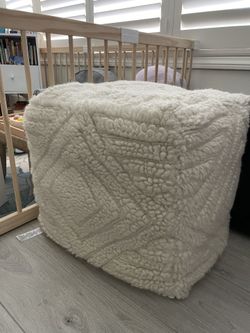 Crate & Barrel Pouf Off white/cream