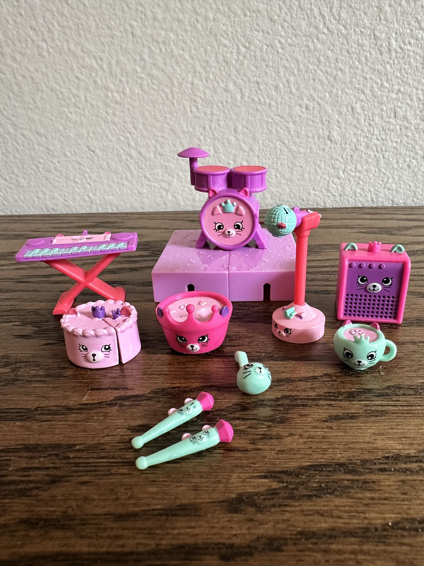 Shopkins Happy Places Decorator's Pack PRINCESS Kitty Dance Hall 15pc