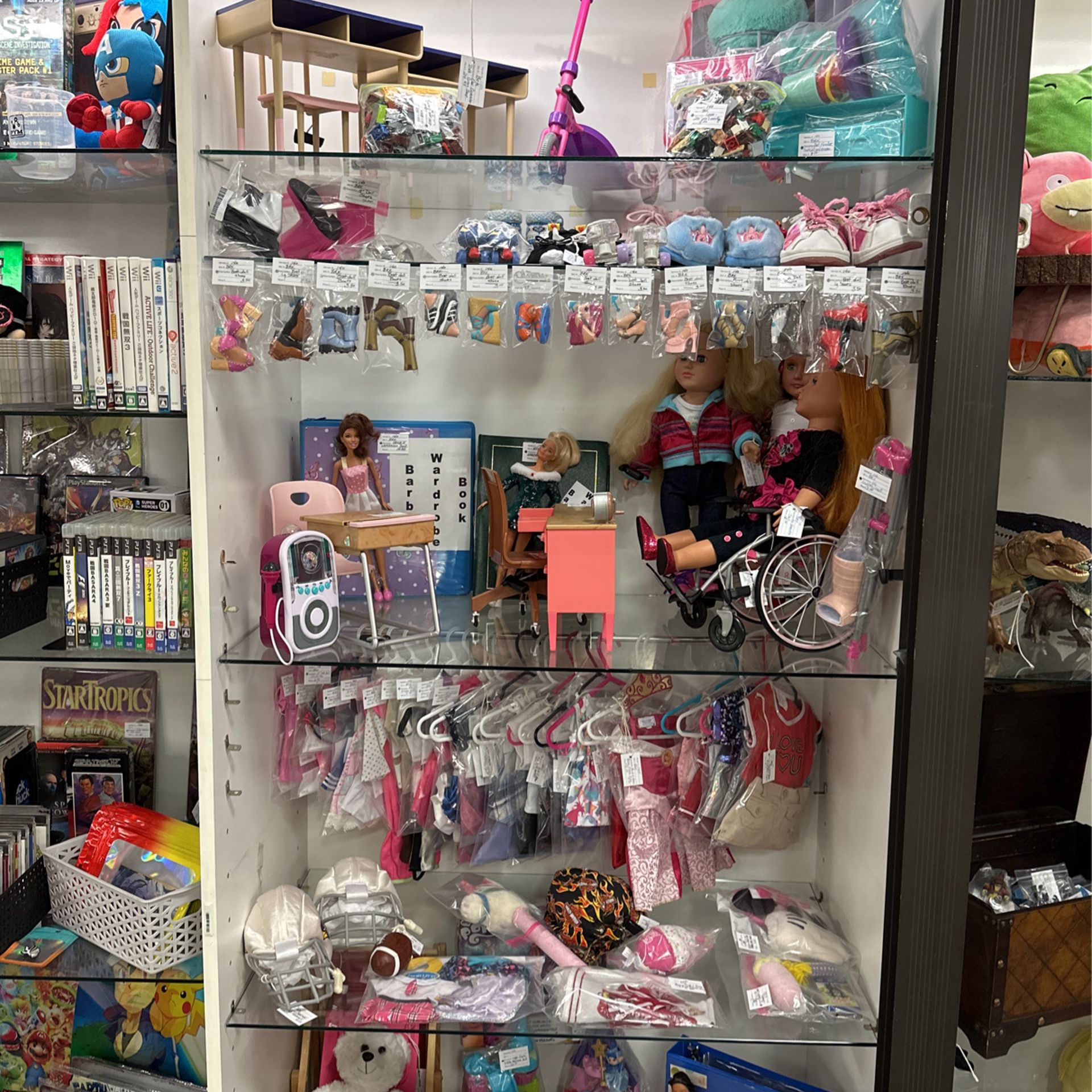 American Girl Doll, Bratz, Build A Bear And More Located In Case #597