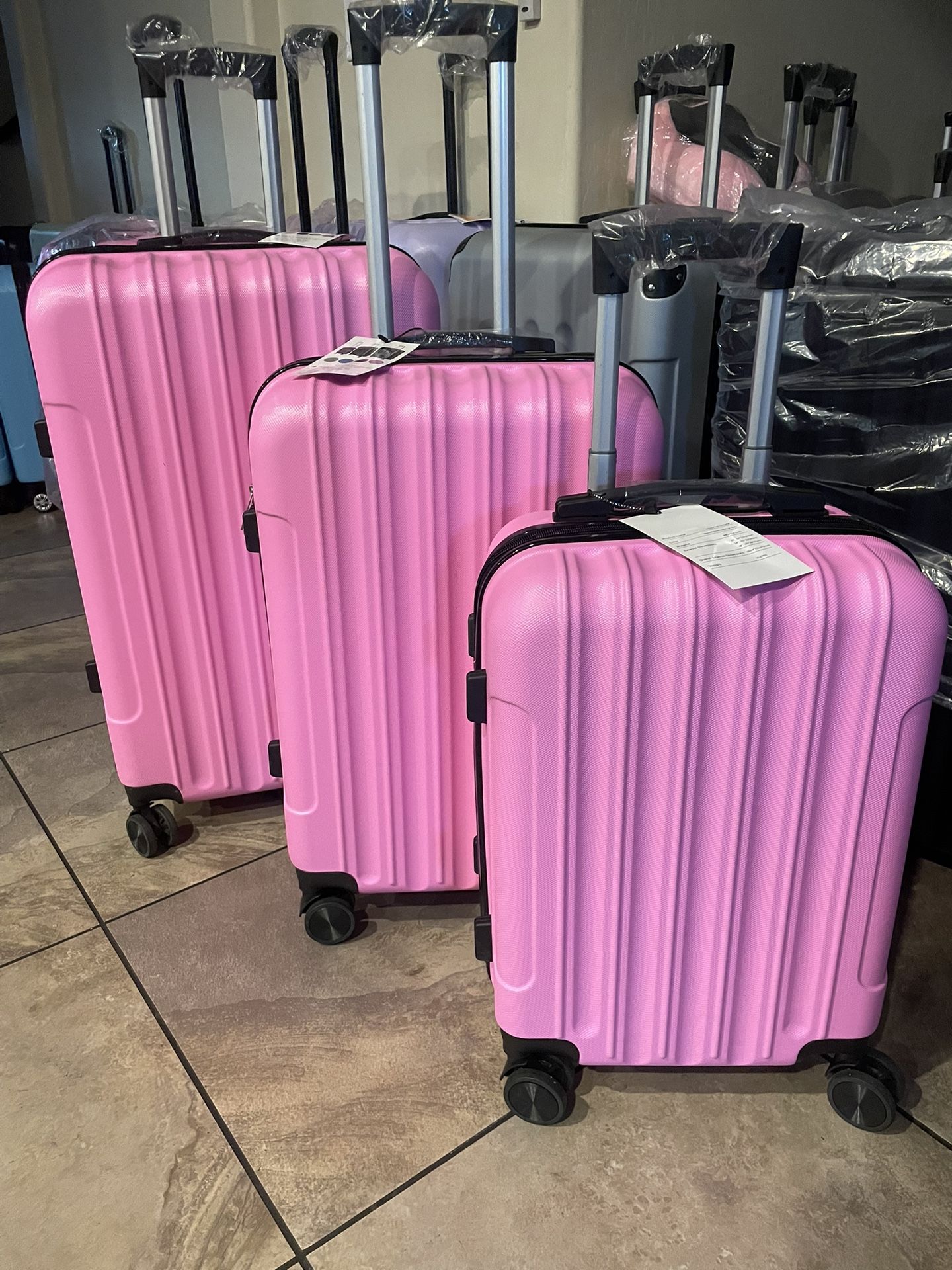 🎀 Bright Pink 3-Piece Luggage Set – Travel in Style & Confidence! 📍 Pickup: S. Durango & 215 near IKEA 💵 Complete Set: 20”, 24”, 28” – $90 Firm (Av