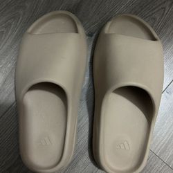 Beige Adidas Yeezy Slides Size: 8, fits Women’s Size 8.5 