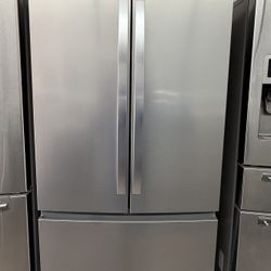 Whirlpool 31 CuFt Refrigerator with Internal Ice and Water Dispenser 