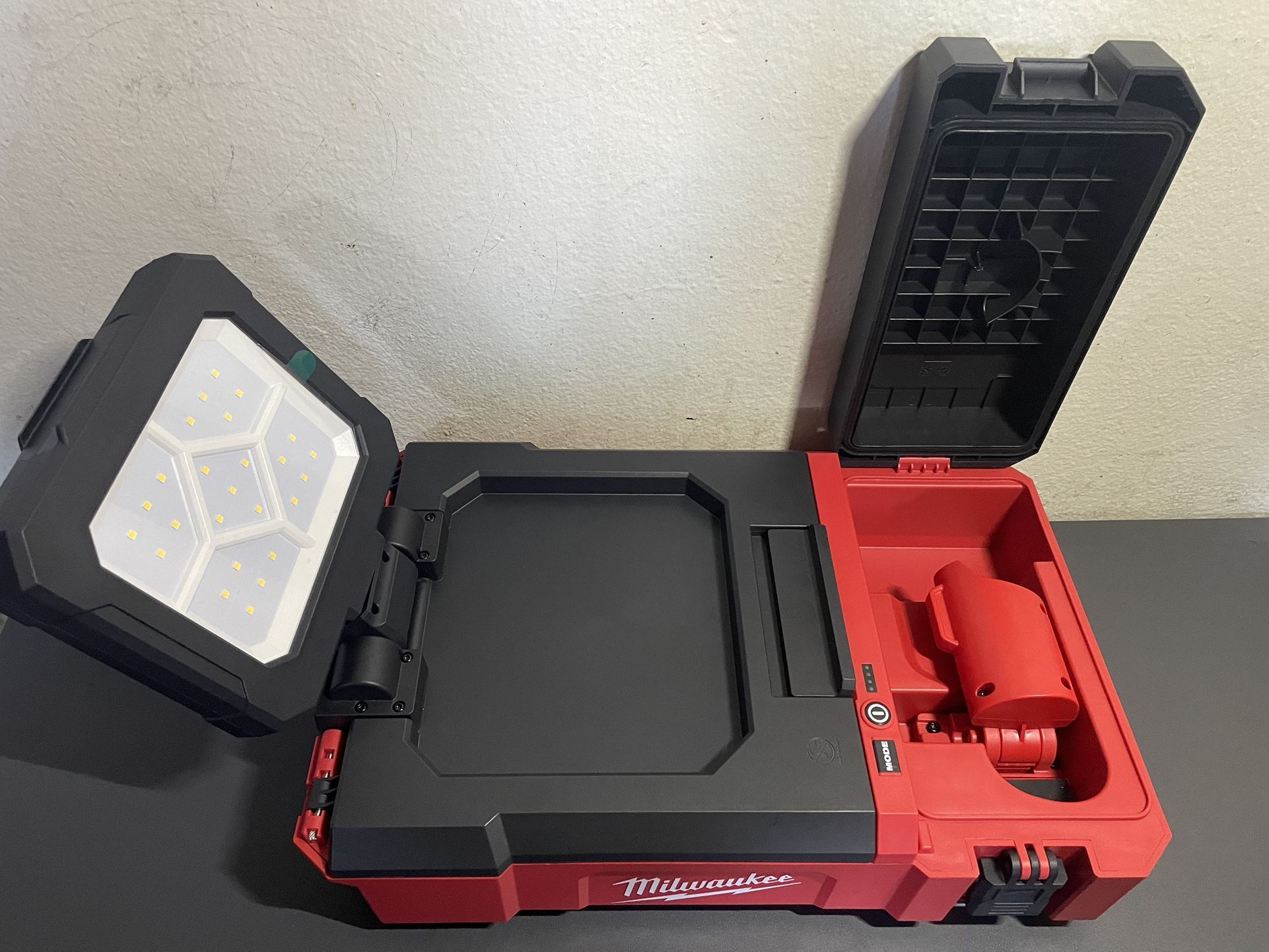 Milwaukee M12 12-Volt Lithium-lon Cordless PACKOUT Flood Light w/USB Charging(Tool only