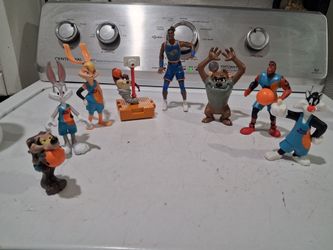 Tune Squad Space Jam set small  action figures.   good condition.