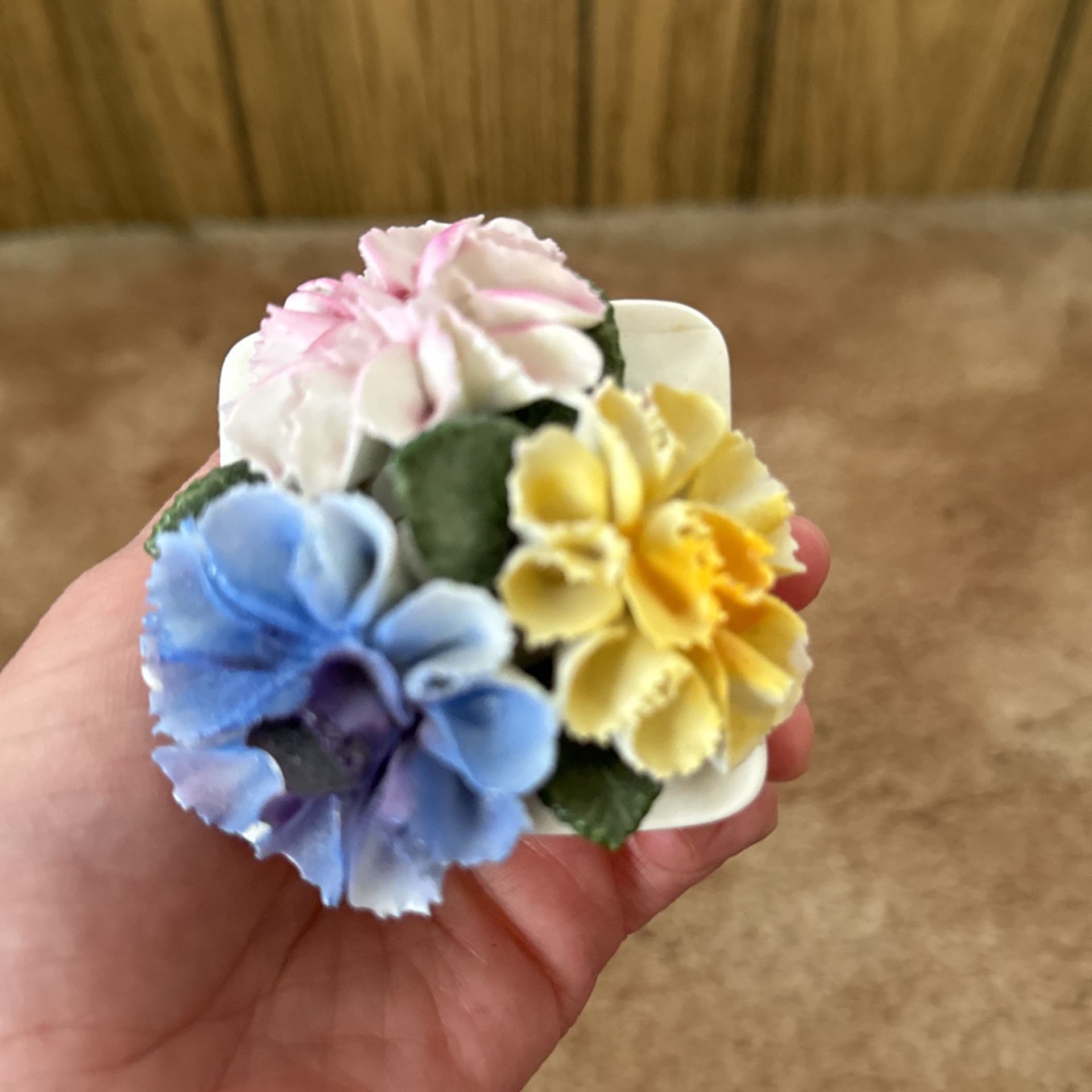 Royale Stratford Fine Bone China - sea shell flowers 3 Roses, Legs 3.5x2