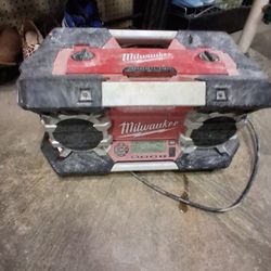Milwaukee Radio Plug Or Battery