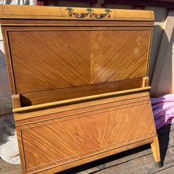 2 Twin Beds And 2 Dressers There Old And Very Cool