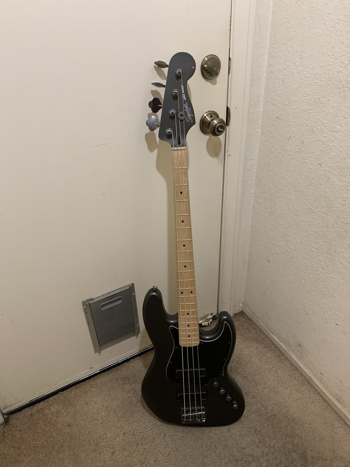Squier Bass