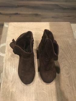 Toddler size 10 brown boots