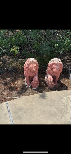 Vintage cement lion stayed very cool