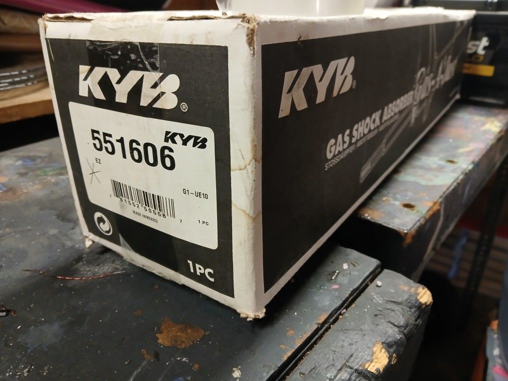 KYB GAS SHOCK ABSORBER (551606)BRAND NEW STILL IN BOX