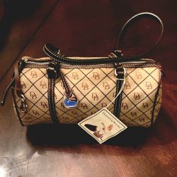 Dooney & Bourke Small Clutch 