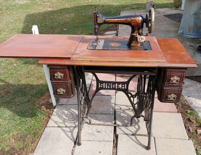 Vintage 1902 Singer Sewing Machine K31471 with Cabinet and Attachments Box