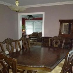 Great dining room table and 6 chairs 