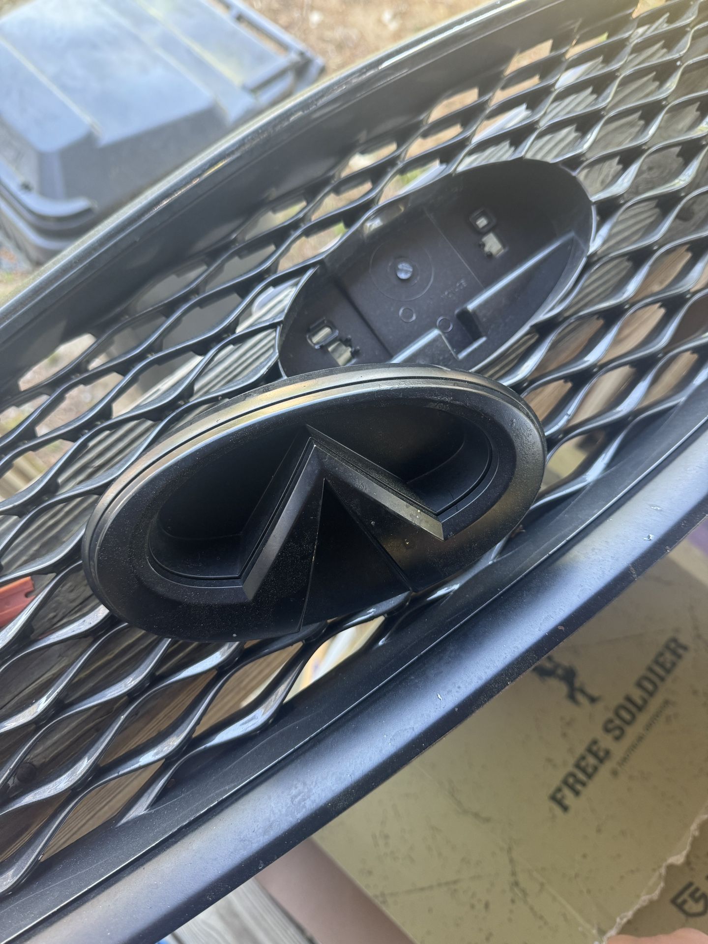 Q50 Grill / Emblem 