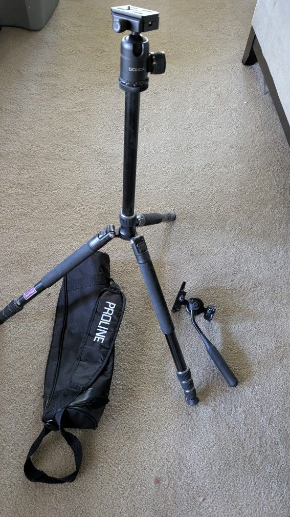 Dolica Tripod With Pan Head