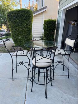 Iron Table with four chairs